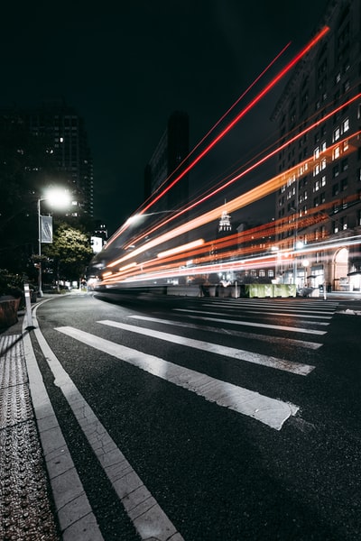 夜间道路上汽车的延时摄影
